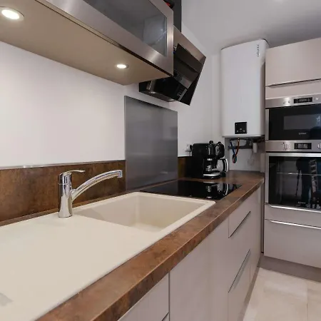 T3 Climatise, Renove Avec Gout, A 150m De La Plage, Avec Terrasse Et Equipements Complets - Fr-1-409-204 *