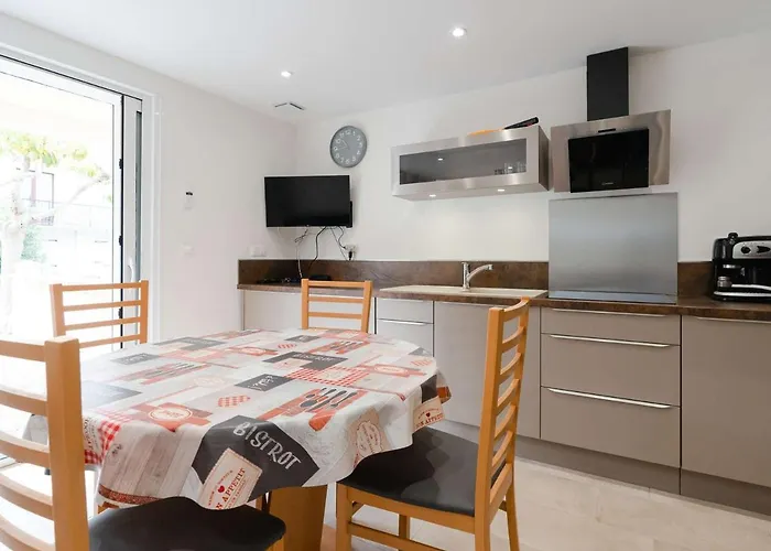 T3 Climatisé, Rénové Avec Goût, à 150m De La Plage, Avec Terrasse Et équipements Complets - Fr-1-409-204 Fleury (Aude)
