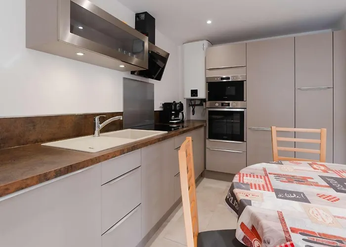 T3 Climatisé, Rénové Avec Goût, à 150m De La Plage, Avec Terrasse Et équipements Complets - Fr-1-409-204 Appartamento