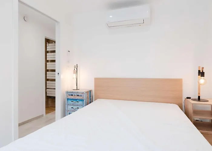 T3 Climatisé, Rénové Avec Goût, à 150m De La Plage, Avec Terrasse Et équipements Complets - Fr-1-409-204 *